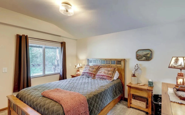 Waterfront Saloon-themed Cabin on Flathead River