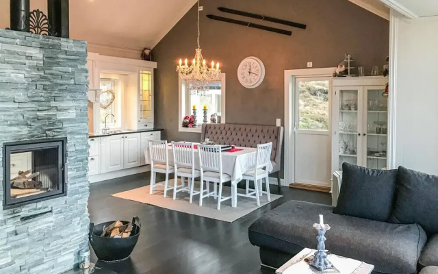 Stunning Home in Stadlandet With 4 Bedrooms and Jacuzzi