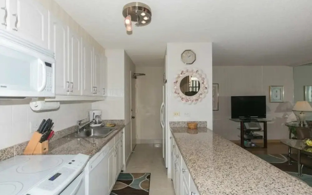 Spacious Condos With Private Balcony at Discovery Bay - Free Wifi, Near Beaches!