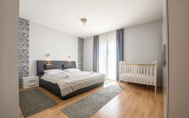 Awesome Home in Solin With Sauna, Wifi and 5 Bedrooms
