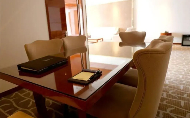 Vienna Hotel Xinyang Pingqiao Century Plaza Store