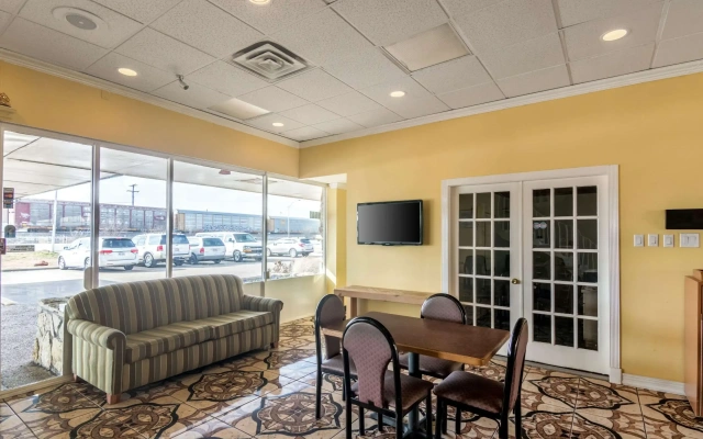 Rodeway Inn Arlington Entertainment District Area