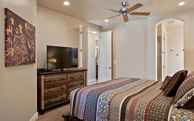 Canyon Oasis 4 Bedroom Apts by RedAwning
