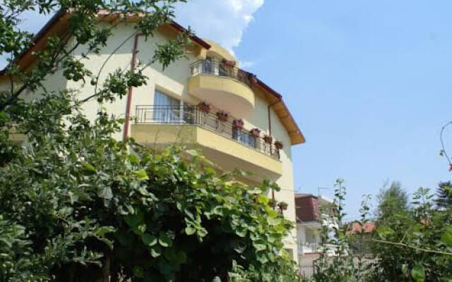 Отель Guest House Kiwi Болгария, Генерал-Кантраджиево - отзывы, цены и фото номеров - забронировать отель Guest House Kiwi онлайн вид на фасад