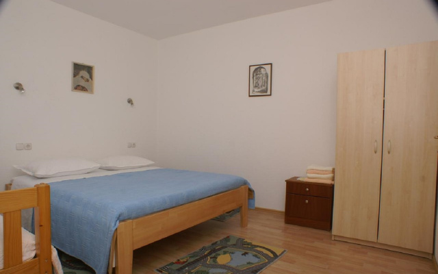 Apartment Niko - 50 m from pebble beach: A5 Prizemlje Pisak, Riviera Omis