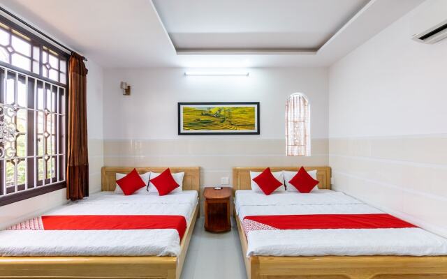 Отель OYO 451 Bong House Homestay 2 Хойан комната для гостей