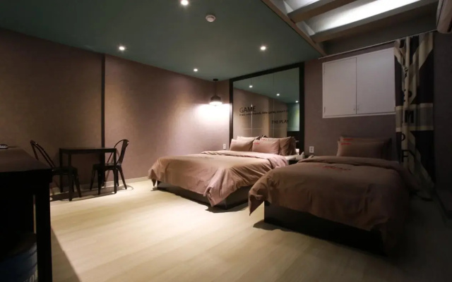 7th Street THE PLAY Hotel
