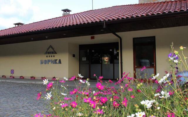 Отель Borika Hotel Болгария, Чепеларе - отзывы, цены и фото номеров - забронировать отель Borika Hotel онлайн вид на фасад