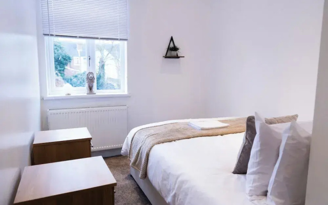 Wolverhampton - 4 Bed House - Free Parking