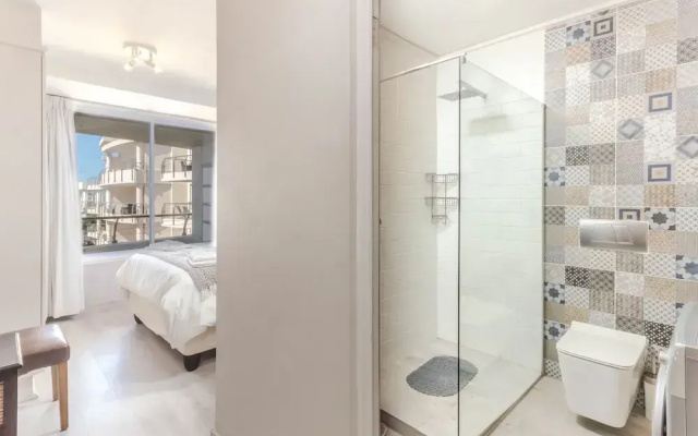Lagoon Beach by  Cape Town Holiday Apartments