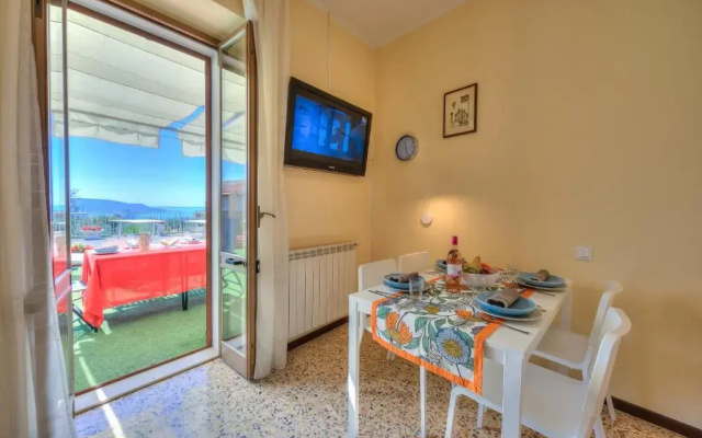 Gemma -Hilly area- relax with view lake