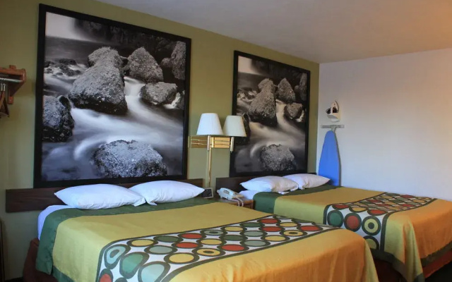 Super 8 Motel - Antigo