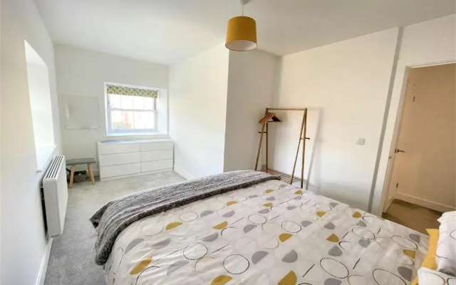 Modern 2 Bed Apt Centre of Penzance, Lift Access