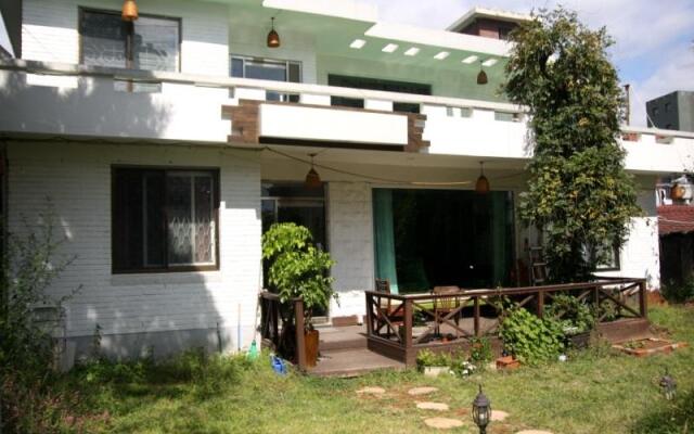Отель V Mansion Guesthouse вид на фасад