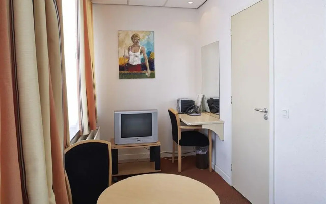 Hotel Tegenover