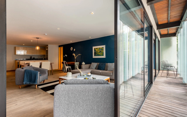 Executive 1BR Oasis With Kitchen & Private Balcony