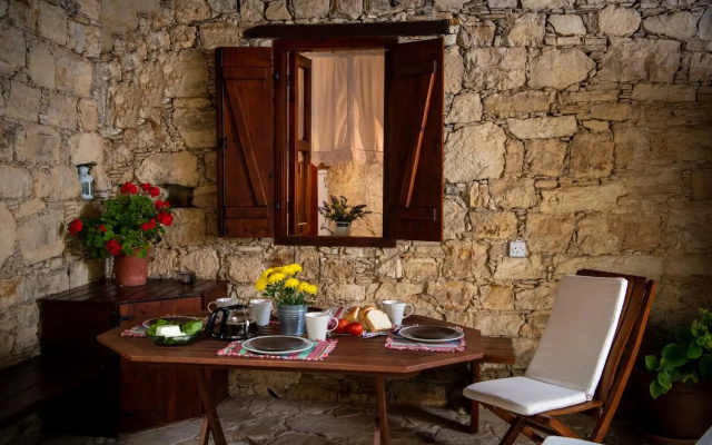 Apanemia Inn House