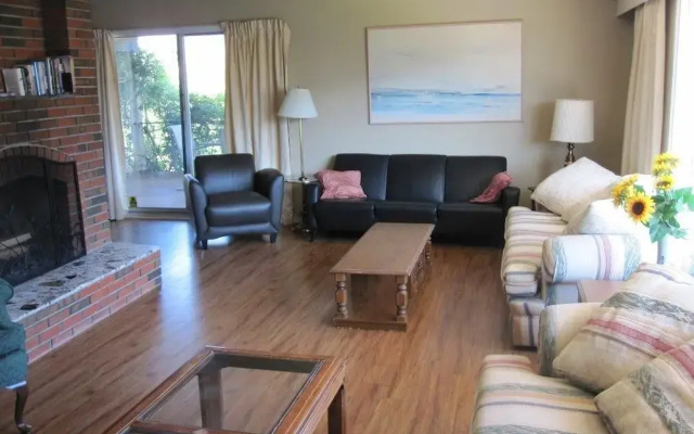 Vineyard on the Lake - 4 Bedroom Villa