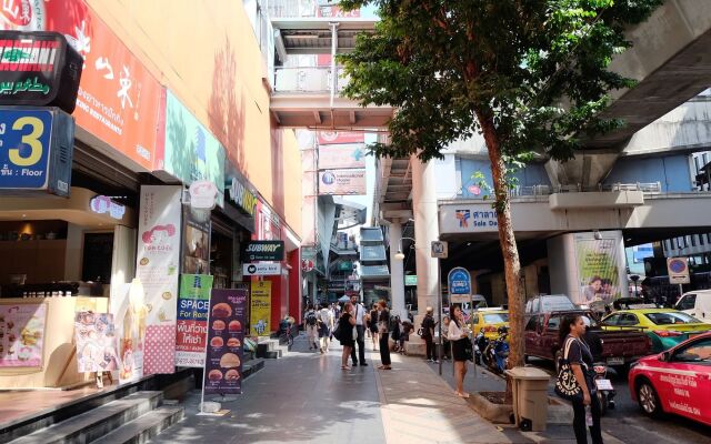 Отель Vplace Silom Бангкок вид на фасад