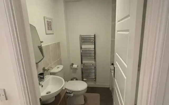 Dartford, 4 Beds, Sleeps 8, Near Bluewater and M25