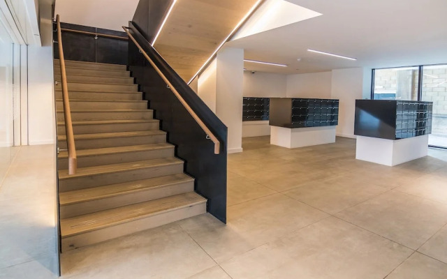Studio With Balcony in Hill House