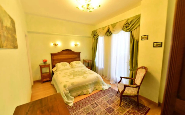 Au Pied Du Chateau