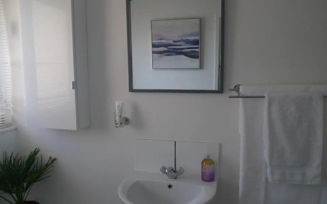 Whole Apartment With Balcony, Breakfast & Parking