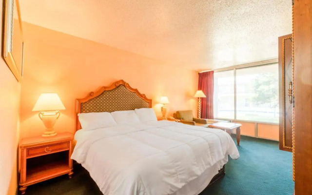 Castle Inn & Suites