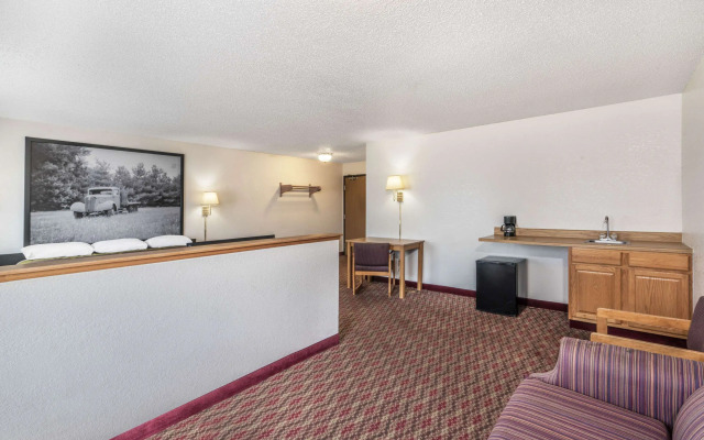 Super 8 by Wyndham Fountain
