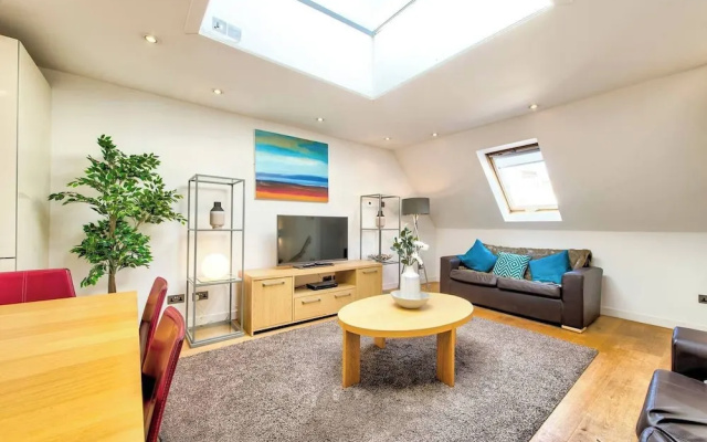 JOIVY Quiet Mews Street Apartment in the Heart of Edinburgh