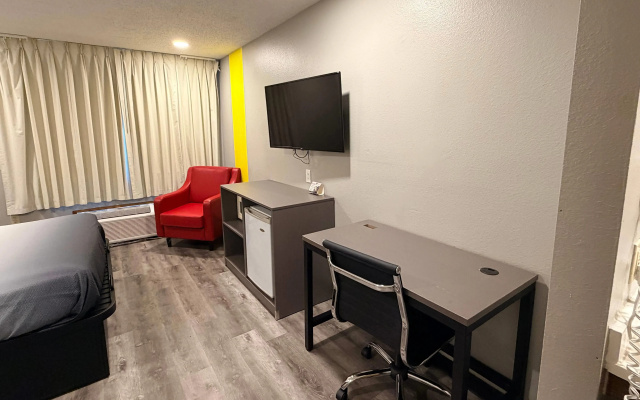 Super 8 by Wyndham Macomb