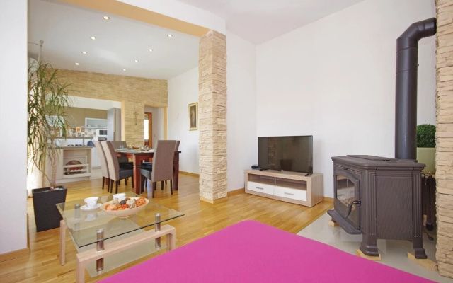 Amazing Home in Makarska With Wifi and 3 Bedrooms