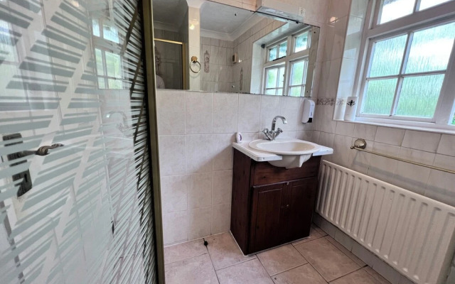 All Seasons Gatwick Guest House