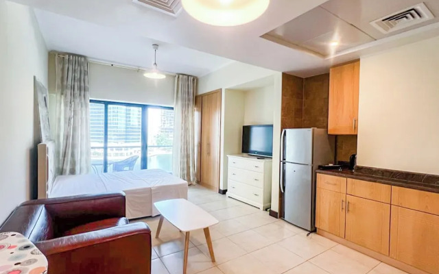 Yogi - Chic Studio with City Views in Goldcrest Views