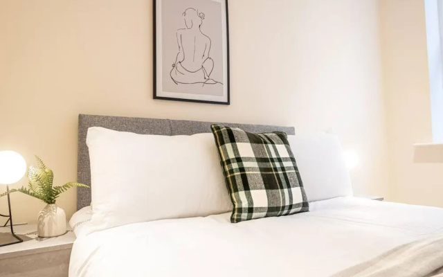 Contemporary One Bedroom Flat by Sojo Stay