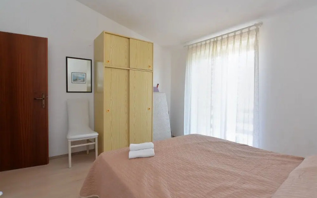 Apartment 827