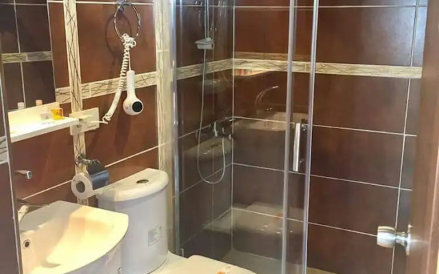 Karyola Otel - Caters to Men