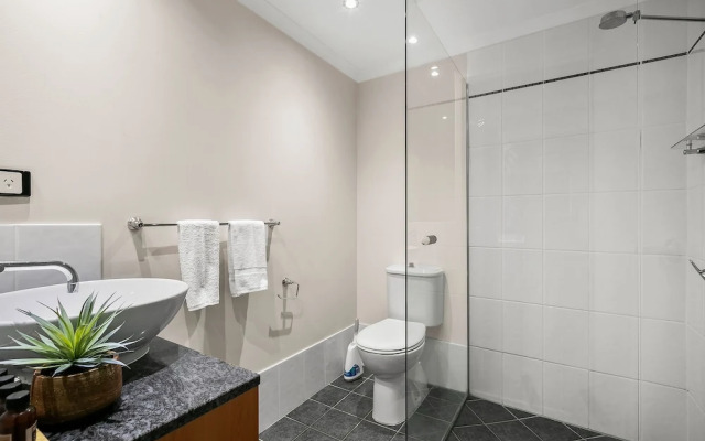 Poolside Apt in Alamanda Beachfront 77