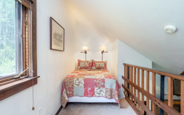 Manitou Lodge 7 Hotel Room by Alpine Lodging Telluride