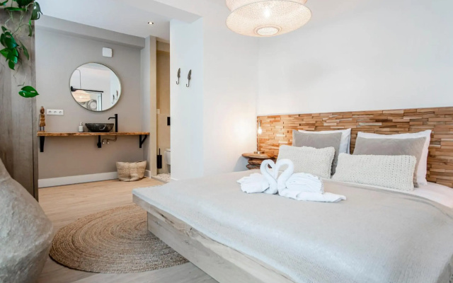 Marley’s Beachhouse - Luxury Apartment with garden