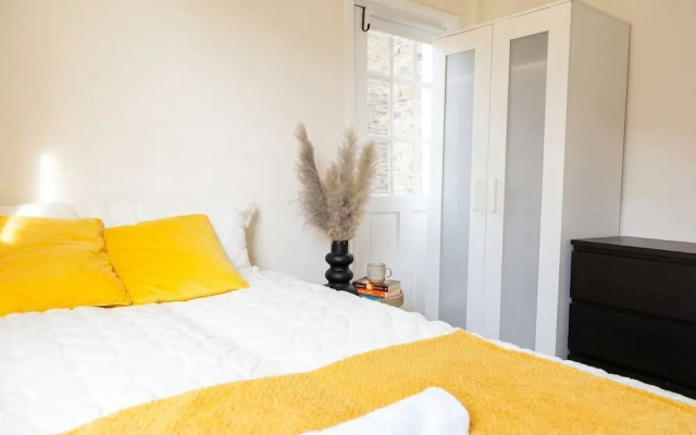 Cozy Fulham Retreat With Private Entrance & Hot Tub