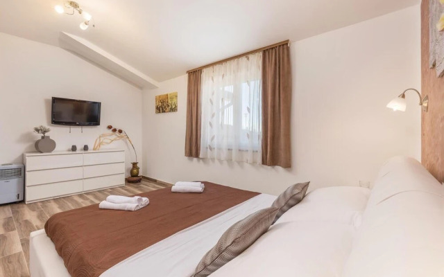 Stunning Home in Nedescina With Wifi and 4 Bedrooms