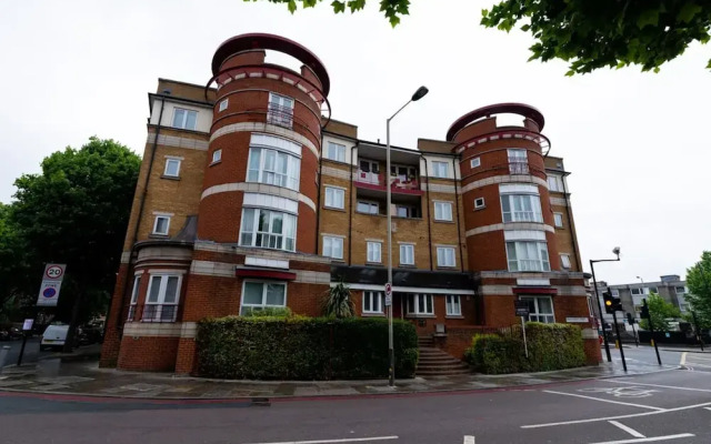 Lovely 2bed 2bath W/balcony in London Bridge, London
