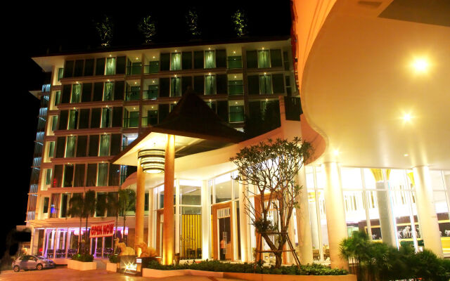 Aiyara Grand Hotel вид на фасад
