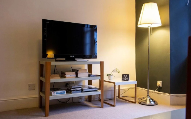JOIVY Perfect Location! Charming Rose St Apt for Couples