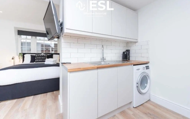 Studio 3, Top Floor Town Centre Apartment