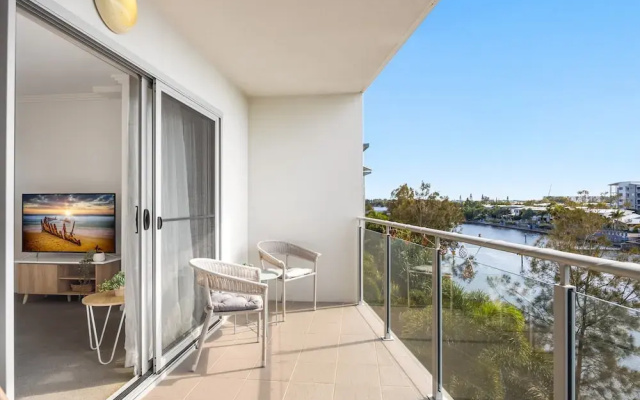 Birtinya 1-bed With Canal Views and Pool