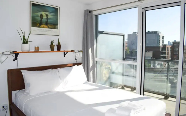 Modern Queen West 2 Bedroom and 2 Bathroom
