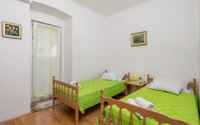 Beautiful Apartment in Omisalj With 1 Bedrooms and Wifi