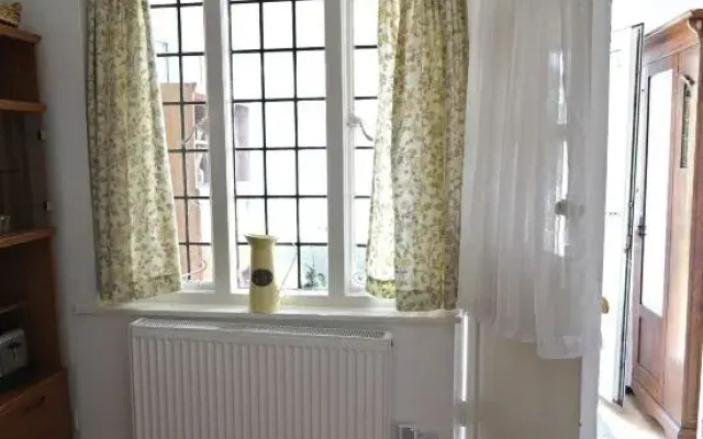 Lovely 1 Bedroom Apartment with Free Parking